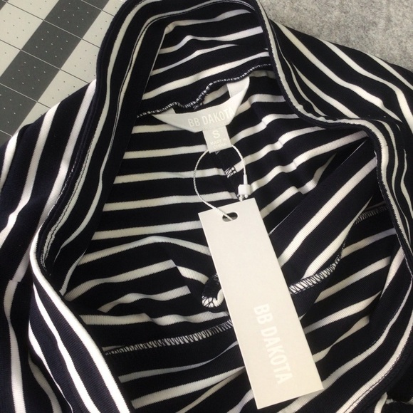 Urban Outfiters Navy Blue Mini low rise Shorts. - Picture 6 of 6